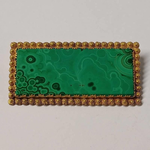 54 - MID 19TH CENTURY GOLD MALACHITE OBLONG BROOCH WITH CANNETILLE BORDER - 5.3 CM