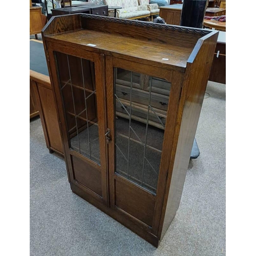 5509 - EARLY 20TH CENTURY OAK BOOKCASE WITH 2 LEADED GLASS PANEL DOORS. 122 CM TALL