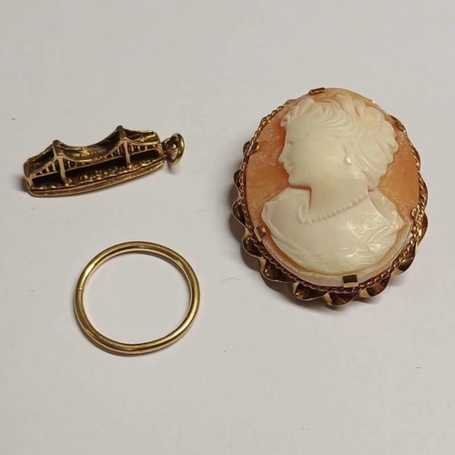 58 - 9CT GOLD WEDDING BAND - RING SIZE M, 9CT GOLD CHARM & 9CT GOLD CAMEO BROOCH - 4.3 G WEIGHABLE