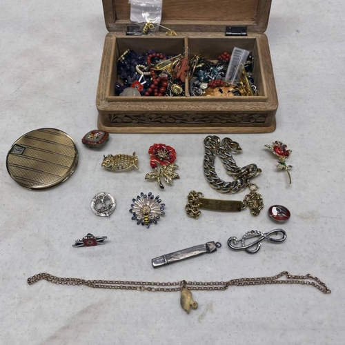 696 - CARVED ORIENTAL JEWELLERY BOX & CONTENTS INCLUDING BRACELETS, BROOCHES, ETC