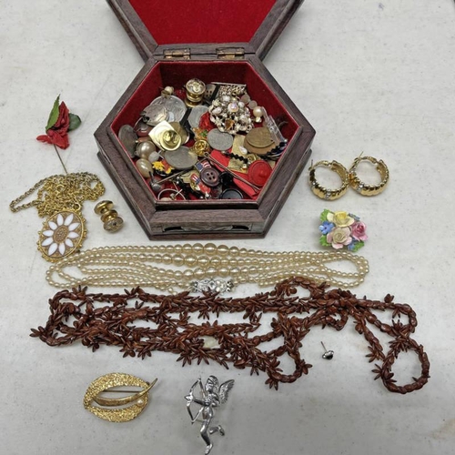 697 - CARVED WOODEN JEWELLERY BOX & CONTENTS INCLUDING PASTE PEARL NECKLACE, BROOCHES, ETC