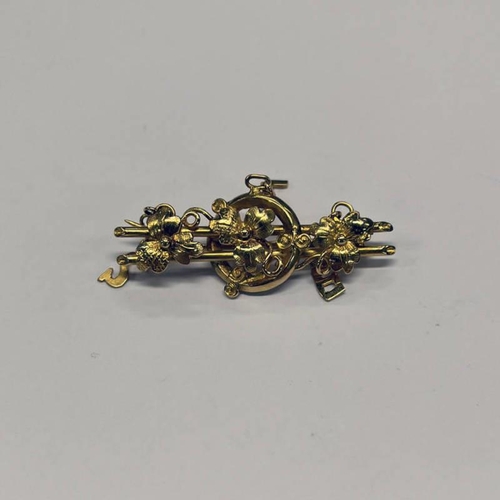 79 - CHINESE GOLD FLORAL DECORATED BAR BROOCH WITH MARKS TO REVERSE - 4.2CM LONG, 9.1G