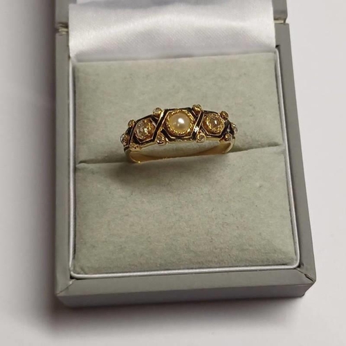 91 - 19TH CENTURY GOLD, PEARL & DIAMOND MOURNING RING, THE HALF PEARL SET BETWEEN 2 ROSE CUT DIAMONDS IN ... 