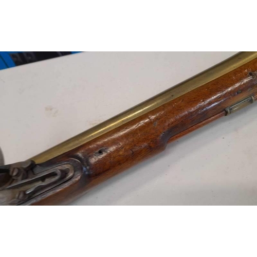 1234 - FLINTLOCK BLUNDERBUSS BY NOCK WITH A 31.5CM LONG BRASS BARREL MARKED 'SAFE WILKES LONDON', LOCK SIGN... 