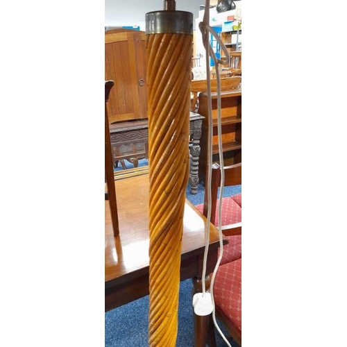 5219 - ARTS & CRAFTS STYLE FLOOR LAMP WITH TWIST COLUMN ON BRASS BASE.