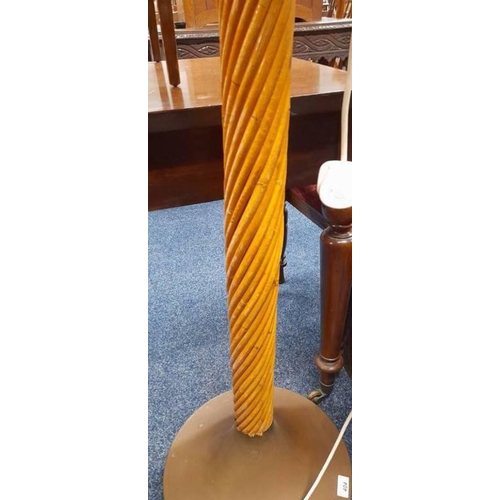 5219 - ARTS & CRAFTS STYLE FLOOR LAMP WITH TWIST COLUMN ON BRASS BASE.