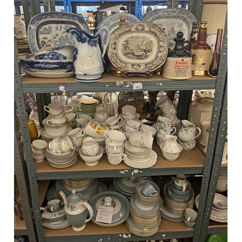 3071 - 19TH CENTURY BLUE & WHITE WELLINGTON JUG, VARIOUS WHISKY FLASKS, BLUE & WHITE ASHETS & PLATES, WEDGW... 