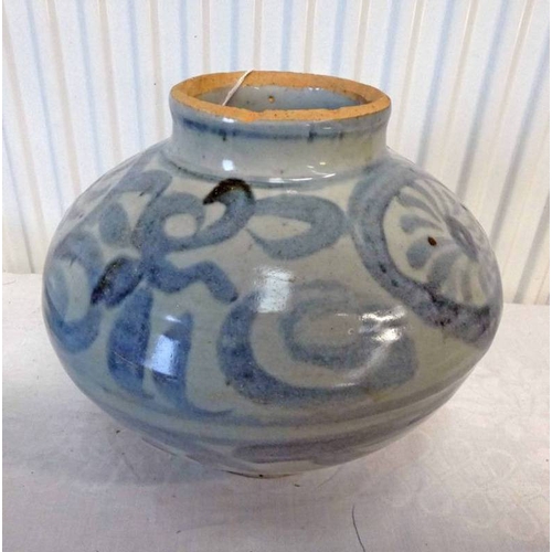 3073 - 18TH CENTURY BLUE & WHITE CHINESE PROVINCIAL POTTERY VASE - 18CM TALL