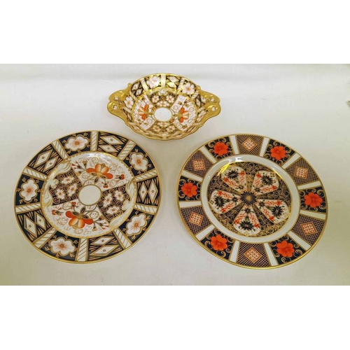 3077 - 2 ROYAL CROWN DERBY PLATES 16CM ACROSS & ROYAL CROWN DERBY 2 HANDLED PEDESTAL DISH 10CM ACROSS