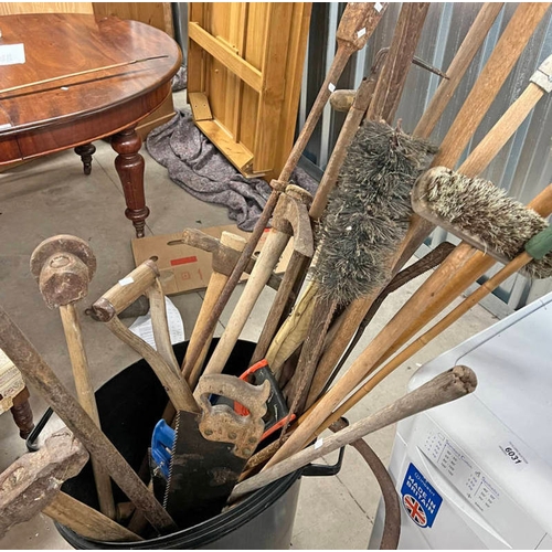 6032 - SELECTION OF VARIOUS GARDEN TOOLS TO INCLUDE PICK AXE, BRUSHES, SAWS, ETC IN A BIN