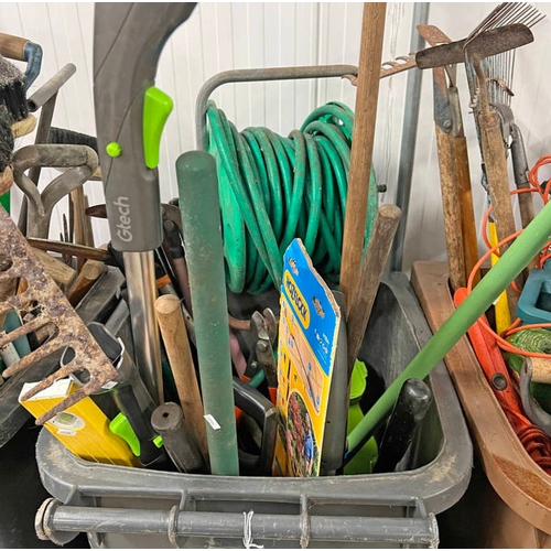 6042 - LARGE BIN CONTAINING VARIOUS GARDEN TOOLS TO INCLUDE GARDEN HOSE, GTECH TRIMMER, CORDLESS HEDGE TRIM... 