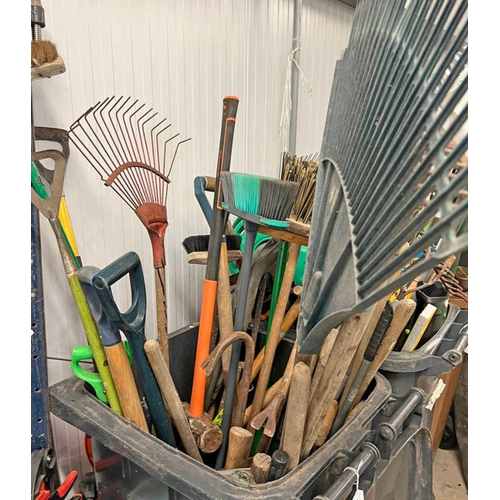 6043 - LARGE BIN CONTAINING VARIOUS GARDEN TOOLS TO INCLUDE BRUSHES, RAKES, SPADE, CROW BARS, ETC