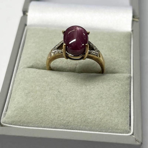 103 - 9CT GOLD STAR RUBY CABOCHON SET RING - 3.0G, RING SIZE N