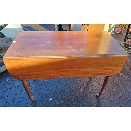 5412 - 19TH CENTURY MAHOGANY PEMBROKE TABLE WITH SINGLE DRAWER ON TURNED SUPPORTS.  102 CM LONG