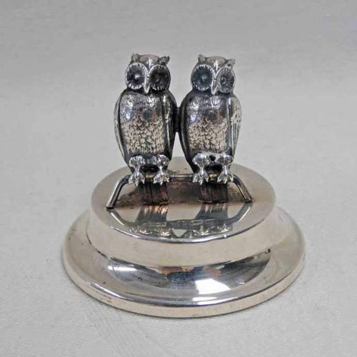 60 - SILVER TWIN OWL MENU HOLDER ON CIRCULAR BASE BY LEVI & SALAMAN, BIRMINGHAM 1905