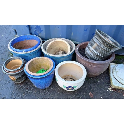 6077 - VERY GOOD SELECTION OF GARDEN PLANT POTS IN VARYING SIZES