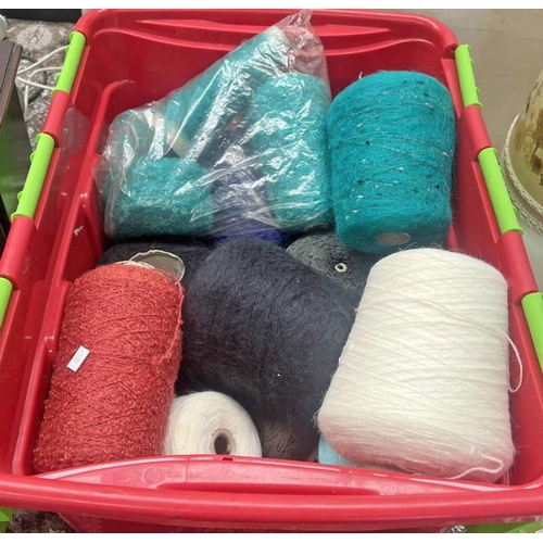 1237 - SELECTION OF VARIOUS COLOURED WOOLS & YARN IN A PLASTIC BOX