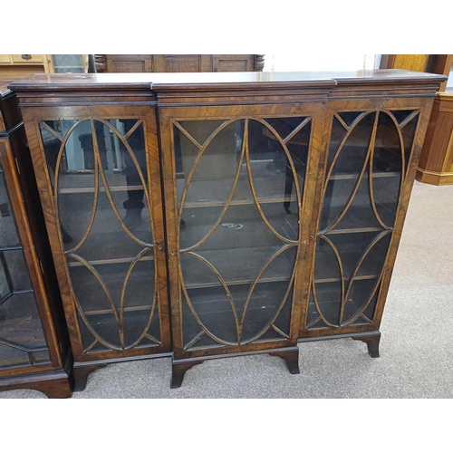 133 - EARLY 20TH CENTURY MAHOGANY BOOKCASE WITH 3 ASTRAGAL GLASS DOORS OPENING TO SHELVED INTERIOR. 123 CM... 