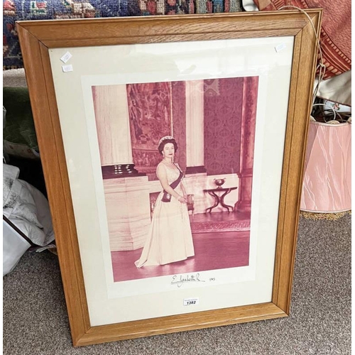 1382 - FRAMED PRINT OF QUEEN ELIZABETH 1969 WITH FACSIMILE SIGNATURE TO BOTTOM, 64 X 46 CM PLUS VAT ON HAMM... 