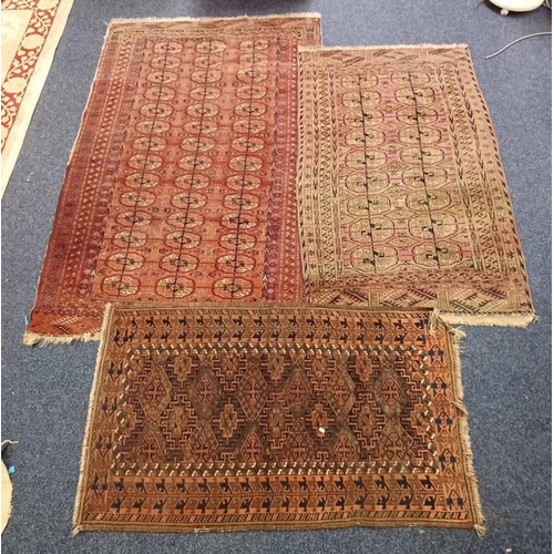 1445 - 3 MIDDLE EASTERN STYLE RUGS, ALL WITH CIRCULAR & DIAMOND PATTERN THROUGHOUT, LARGEST: 185 X 124 CM