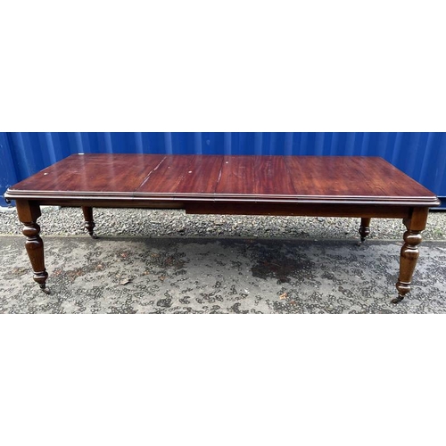 153 - 19TH CENTURY MAHOGANY EXTENDING DINING TABLE WITH 4 EXTRA LEAVES ON TURNED SUPPORTS. EXTENDED LENGTH... 