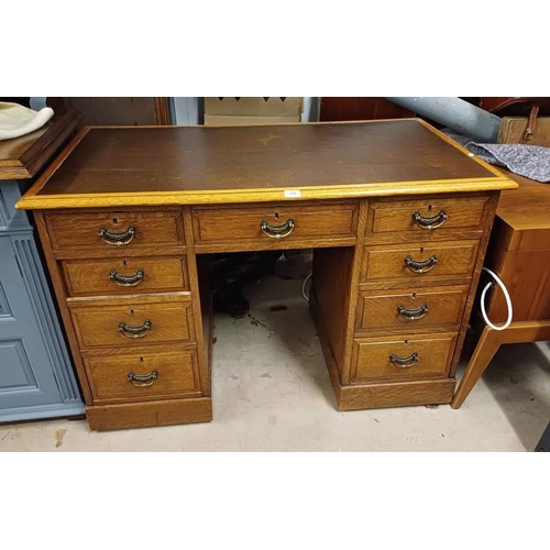 156 - 19TH CENTURY OAK KNEEHOLE DESK WITH LEATHER INSET TOP & 7 DRAWERS.  81 CM TALL X 122 CM WIDE