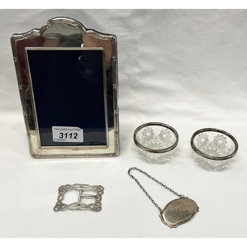 3112 - SILVER PORT LABEL, 2 SILVER RIMMED CUT GLASS SALTS, SILVER BUCKLE, SILVER RECTANGULAR FRAME.