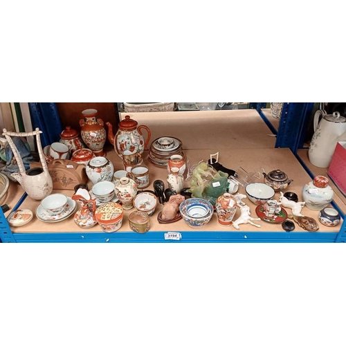 3194 - ORIENTAL CLOISONNE WARE, SATSUMA PORCELAIN, TEAWARE, TEA BOWLS, ETC ON 1 SHELF