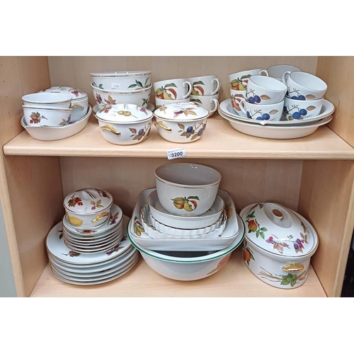 3200 - LARGE SELECTION ROYAL WORCESTER, EVESHAM WARE ON 2 SHELVES