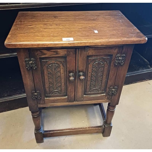 60 - 20TH CENTURY SMALL OAK CABINET WITH 2 PANEL DOORS WITH CARVED DECORATION ON TURNED SUPPORTS.  68 CM ... 