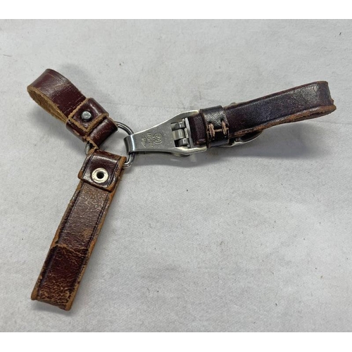 1009 - WW2 GERMAN LEATHER AND METAL SA DAGGER HANGER, METAL CLASP MARKED RZM M5/71