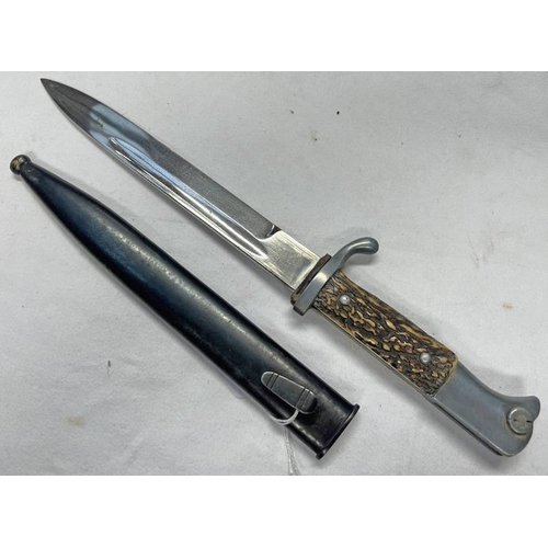 1053 - WW2 GERMAN K98 SHORT BAYONET WITH STAG GRIP SCALES, 19.9 CM LONG UNMARKED BLADE WITH ITS SCABBARD