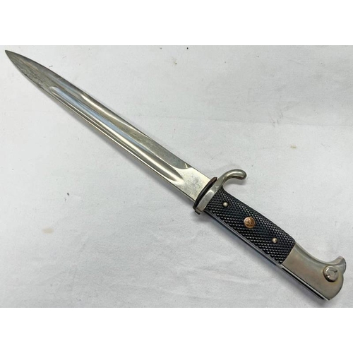 1058 - WW2 GERMAN K98 DRESS BAYONET WITH LATER SA ROUNDEL TO GRIP, 25 CM LONG BLADE WITH NO MARKINGS