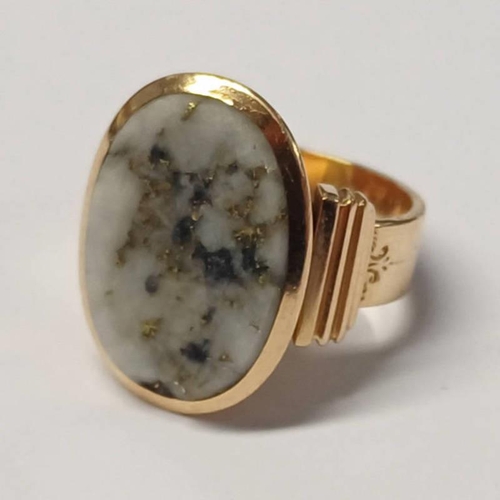 11 - 19TH CENTURY GOLD HARDSTONE SIGNET RING - 11.8G, RING SIZE M