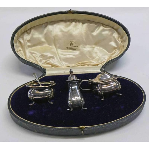 13 - CASED 3 PIECE SILVER CRUET SET WITH BLUE GLASS LINERS BY MAPPIN & WEBB BIRMINGHAM 1918