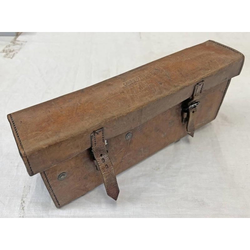 1339 - WW1 CANS 303 TRIPOD MTGS MACHINE GUN LEATHER CARRY CASE DATED 1 / 1915, 36 CM LONG