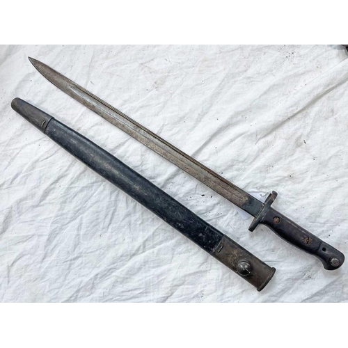 1580 - BRITISH 1907 PATTERN BAYONET WITH 43CM LONG BLADE, SEVERAL MARKS TO RICASSO, WITH ITS LEATHER & STEE... 