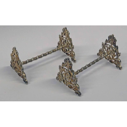 20 - PAIR OF DECORATIVE SILVER KNIFE RESTS WITH FOLIATE ENDS BY HENRY WILLIAMSON, BIRMINGHAM 1900 - 77G