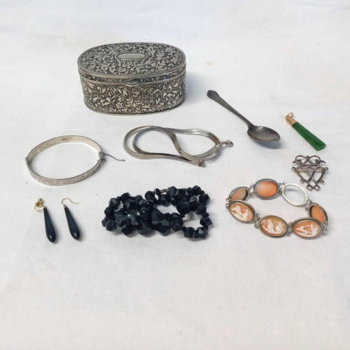 288 - OVAL JEWELLERY BOX, CAMEO BRACELET, SCOTTISH SILVER LUCKENBOOTH BROOCH, GREEN HARDSTONE PENDANT, ETC