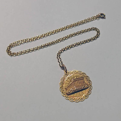 289 - GOLD PARTHENON PENDANT ON A GOLD CHAIN - 9.9 G