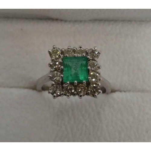 31 - 18CT WHITE EMERALD & DIAMOND CLUSTER RING, THE SQUARE EMERALD SET WITHIN A SURROUND OF 12 BRILLIANT ... 