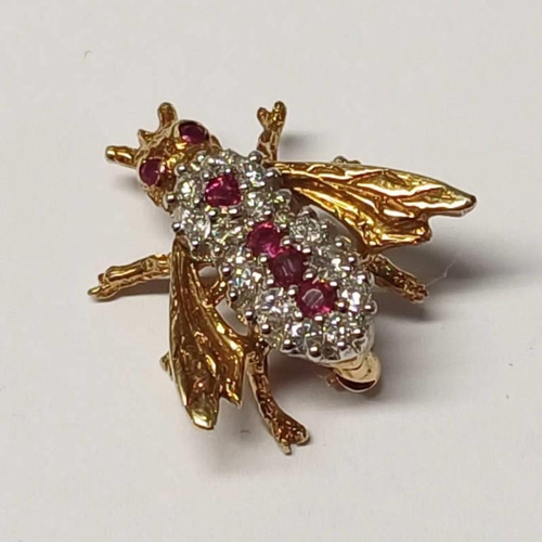 347 - GOLD RUBY & DIAMOND SET BEE BROOCH - 2CM LONG, 3.8 G