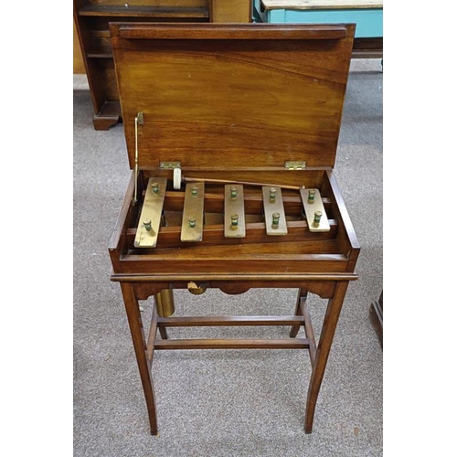 5001 - 20TH CENTURY MAHOGANY CASED BRASS GLOCKENSPIEL DINNER GONG WITH SPLAYED SUPPORTS. 73 CM TALL X 51 CM... 