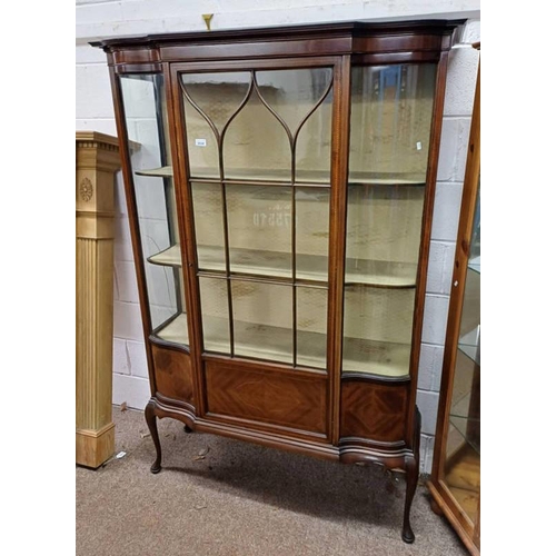 5028 - 20TH CENTURY INLAID MAHOGANY DISPLAY CABINET WITH SHAPED FRONT & SINGLE ASTRAGAL GLAZED PANEL DOOR O... 