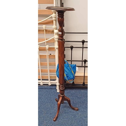 5059 - MAHOGANY TORCHERE WITH REEDED COLUMN ON 3 SPREADING SUPPORTS, HEIGHT 139CM