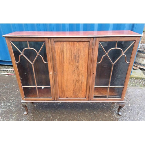 5489 - 20TH CENTURY MAHOGANY BOOKCASE WITH CENTRALLY SET PANEL DOOR FLANKED BY 2 ASTRAGAL GLASS PANEL DOORS... 