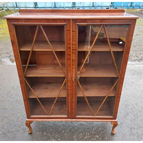 5493 - EARLY 20TH CENTURY MAHOGANY BOOKCASE WITH 2 ASTRAGAL GLASS PANEL DOORS OPENING TO SHELVED INTERIOR O... 