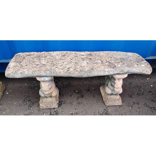 5507 - RECONSTITUTED STONE GARDEN BENCH ON 2 DECORATIVE SUPPORTS MODELLED AFTER SQUIRRELS - 40 CM TALL X 10... 