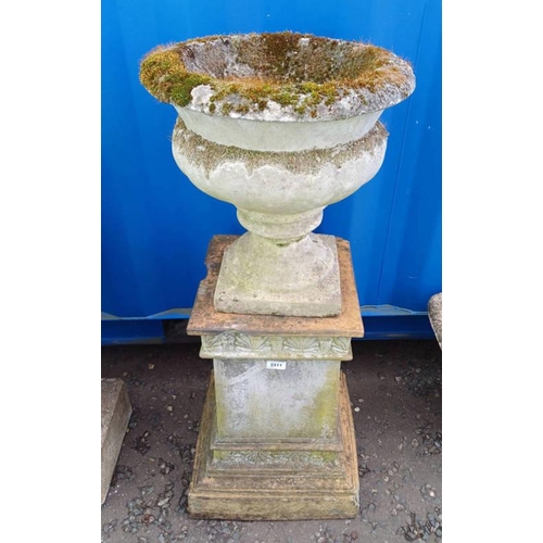 5511 - RECONSTITUTED STONE GARDEN URN ON TALL SQUARE PLINTH - 101 CM TALL