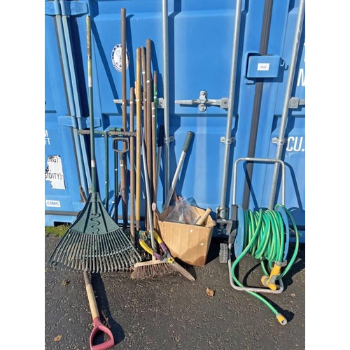 6167 - SELECTION OF GARDEN TOOLS TO INCLUDE HOSE ON REEL, BRUSH, RAKE, SPADE ETC.